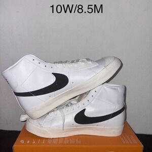 Nike White and Black Blazer Mid '77 Vintage Athletic Shoes - Like New